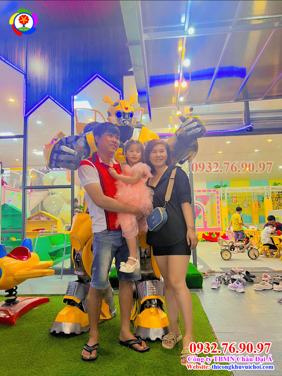 Chụp ảnh lưu niệm cùng các bé