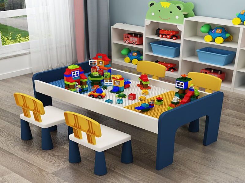 Bàn LEGO xếp hình cho bé tại khu vui chơi hiện đại giúp phát triển trí tuệ